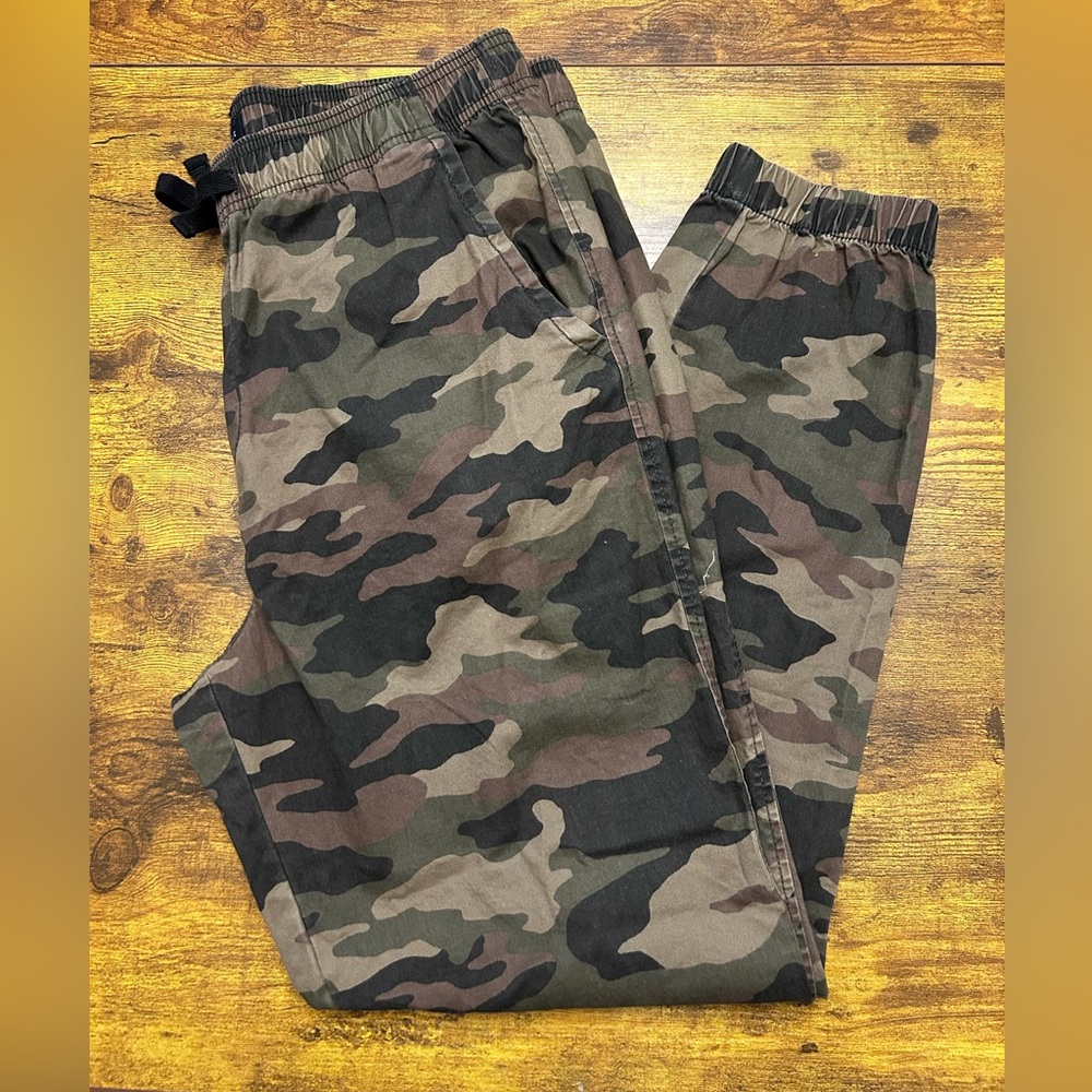 Gently used men’s camo joggers